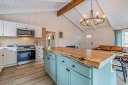 Chic Cabin Retreat with Hot Tub Big Bear - Image 4