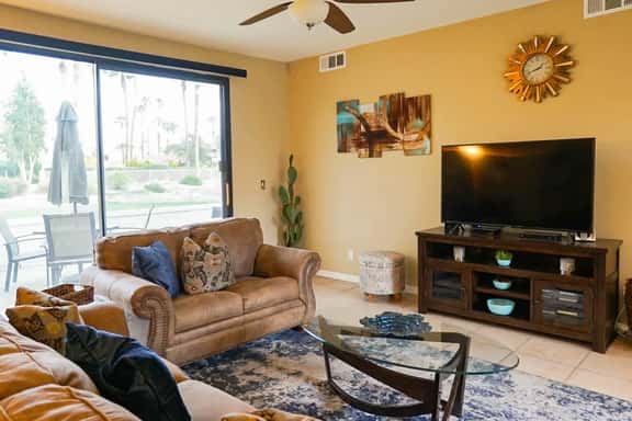 Stylish Condo with Golf Course Views - Image 1