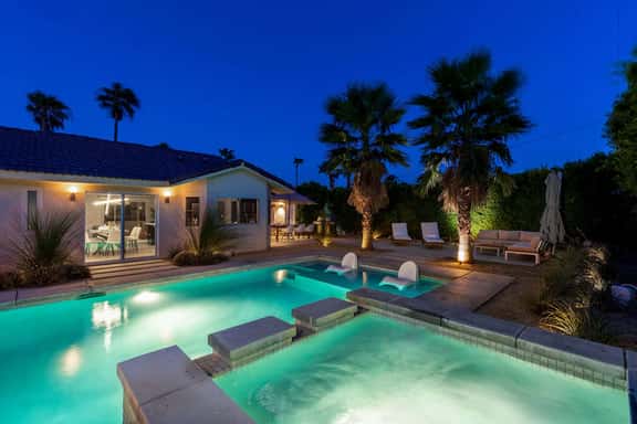 Palm Springs Luxury: Pool, Hot Tub & Downtown Access - Image 1