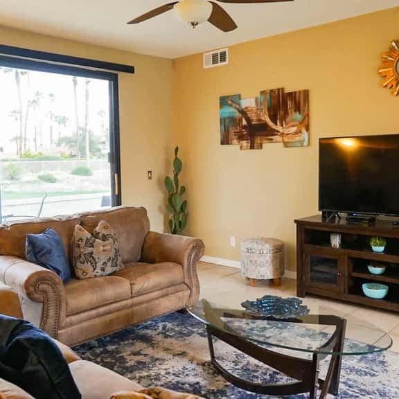 Stylish Condo with Golf Course Views - Image 1