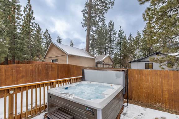 Chic Cabin Retreat with Hot Tub Big Bear - Image 2