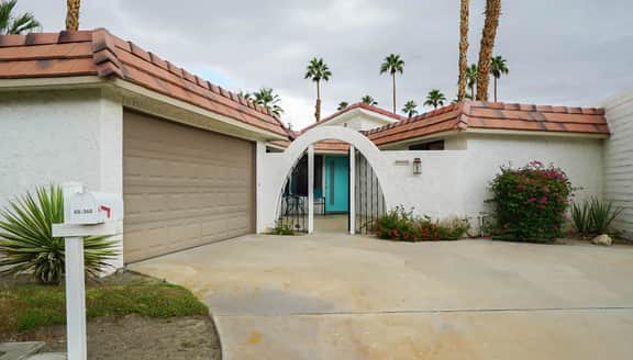 Stylish Condo with Golf Course Views - Image 4