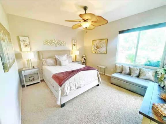Country club Home with Lakeside Views Golf - Image 5