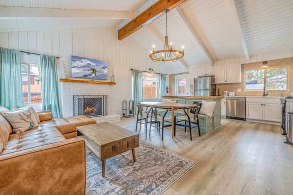 Chic Cabin Retreat with Hot Tub Big Bear - Image 3