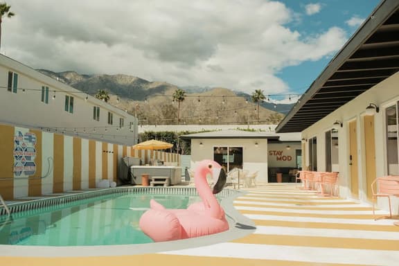 Desert Modern Retreat in Vibrant Palm Springs - Image 1