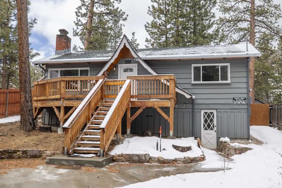 Chic Cabin Retreat with Hot Tub Big Bear - Image 1