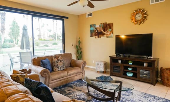 Stylish Condo with Golf Course Views - Image 1